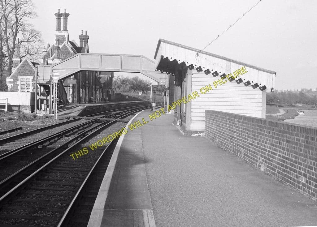 East Farleigh. Wateringbury Railway Station Photo Paddock Wood 10